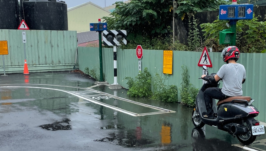 交通部長王國材拋機車考照增加路試 業者：那位監考官敢上車？