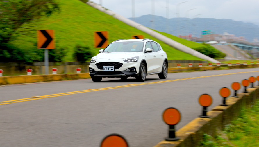 【四輪試駕評測】任性真好！FORD Focus Active EcoBoost 182任性版